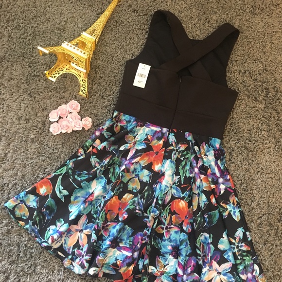 NWT Beautiful floral and black dress - Picture 2 of 5